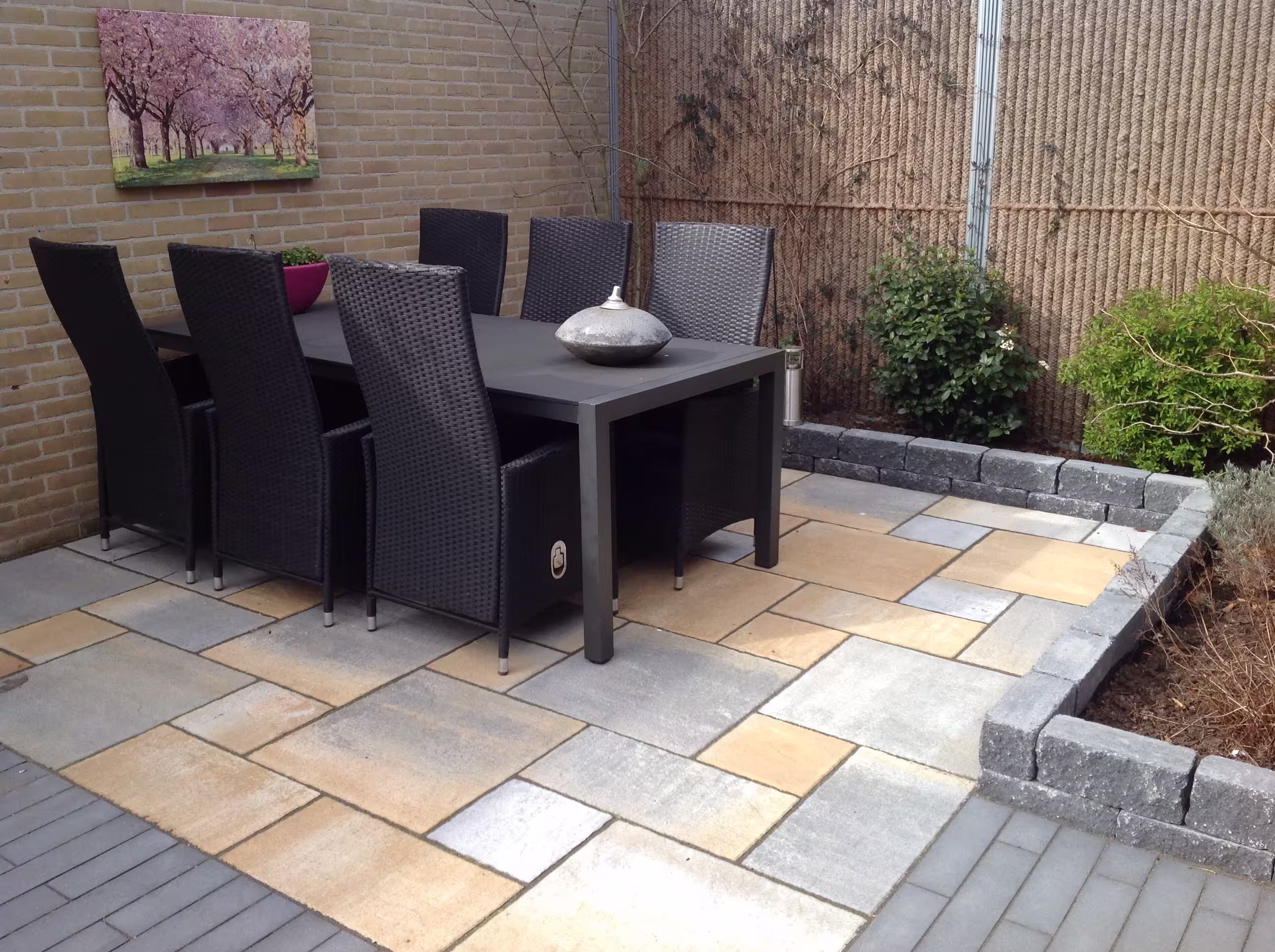 Professionele tuinaanleg met bestrating en graszoden